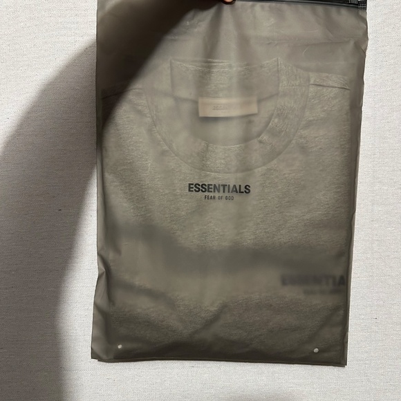NWT Essentials Fear of God T-Shirt - size M - Picture 8 of 9